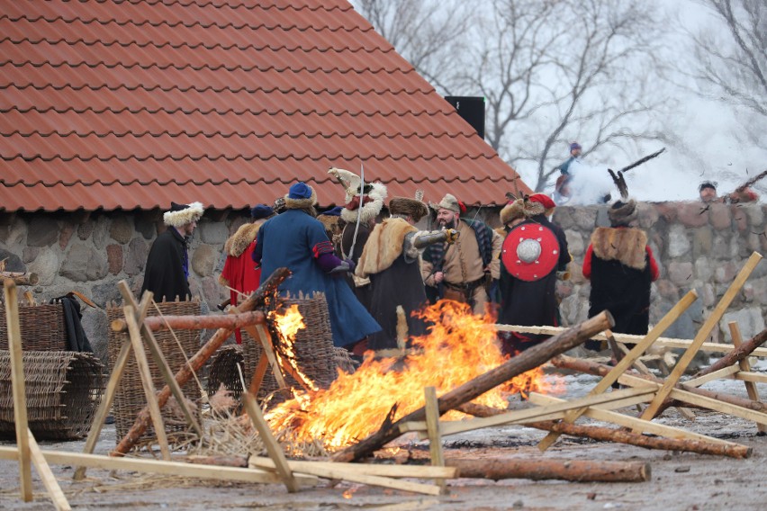 Szturm zamku w Tykocinie 2019. To jedyna taka zimowa rekonstrukcja w Polsce i lekcja historii na żywo (zdjęcia, wideo)