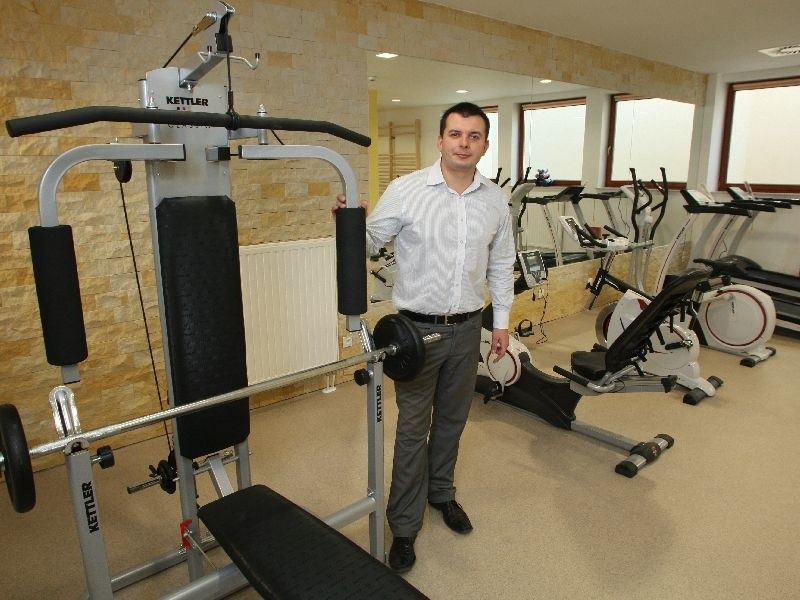 - Sala fitness wyposażona jest w profesjonalny sprzęt do...