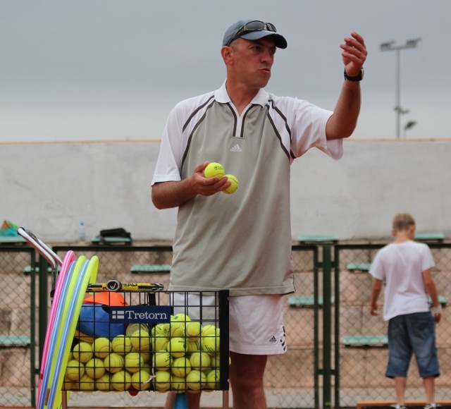 Trener Bartosz Nowak  uczył dzieci gry w tenisa od podstaw.