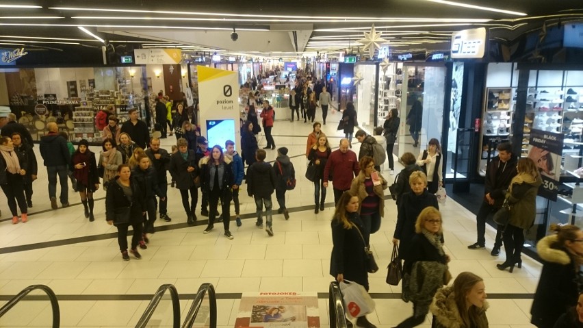 Black Friday w Katowicach: tłumy w centrach handlowych, korki i brak miejsc na parkingach