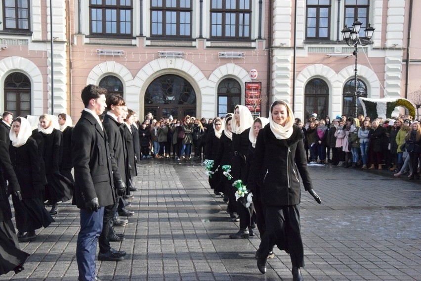 Maturzyści I Liceum Ogólnokształcącego w Żywcu zatańczyli w...