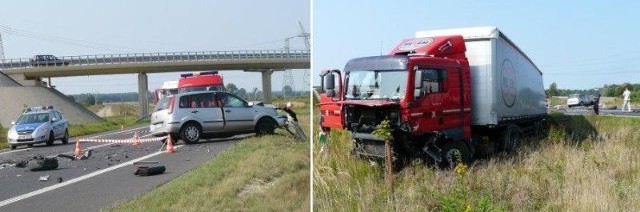 Kierowca tego samochodu nie przeżył zderzenia z ciężarówką. Fragmenty forda, m.in. jedno z kół, zostały rozrzucone wokół zniszczonego auta.