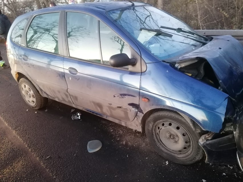 Wypadek czterech samochodów na zjeździe z autostrady. Sprawca uciekł