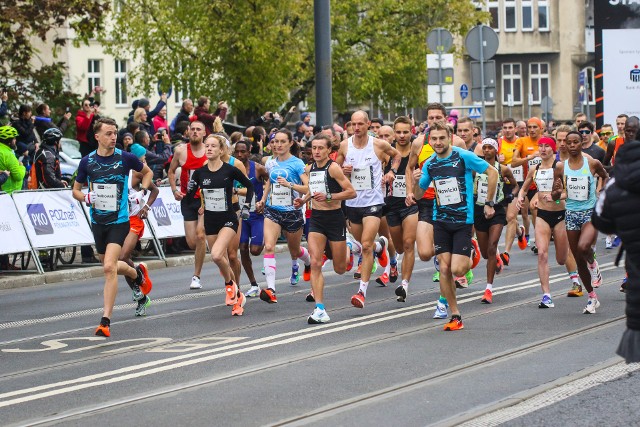 17 października w niedzielę w Poznaniu odbywa się 13. PKO Półmaraton. Przez poznańskie ulice przebiegło ponad 5 tysięcy zawodników.