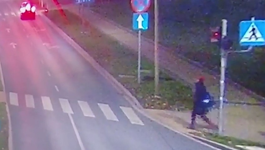 Wypadek w Lubinie. Kobieta weszła na pasy na czerwonym świetle wprost pod jadący samochód. Była pijana [FILM]