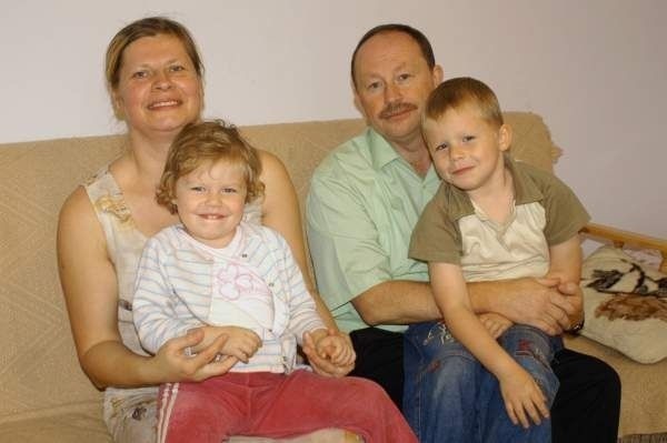 Andrzej Stępnikowski z rodziną: od lewej córka Marysia, żona Emilia i syn Mateusz.
