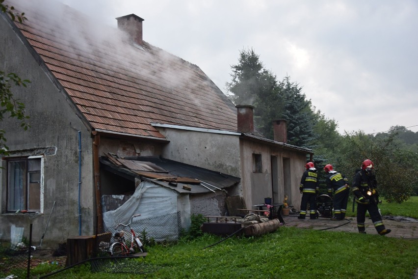 Pożar domu w Świątkach w Szczecinku (zdjęcia, wideo)