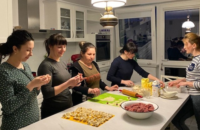 Ukraiński Smak stworzyła grupa kobiet, które dzięki swoim kulinarnym zdolnościom chcą zarabiać na życie.
