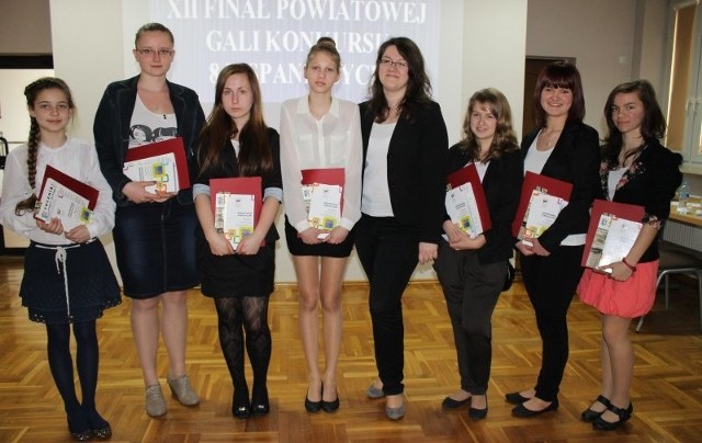 Laureatki konkursu Ośmiu Wspaniałych, od lewej: Julia Wilk, Kinga Kaczmarek, Agata Mikołajewska, Wiktoria Krakowska, Ola Meryk, Paulina Owczarek, Weronika Jendrszczok i Sabina Skowronek.