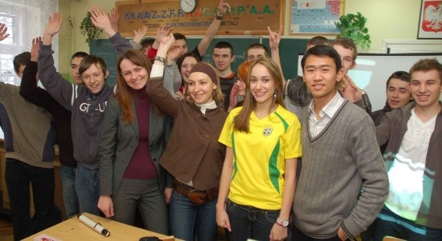 Wspólne zdjęcie grupy licealistów radomskiego liceum imienia Słowackiego z gośćmi z zagranicy (od prawej w pierwszym rzędzie): Eric Liu z Chin, Denise Forini z Brazylii oraz nauczycielki Magdalena Dygała i Adriana Kamienik.