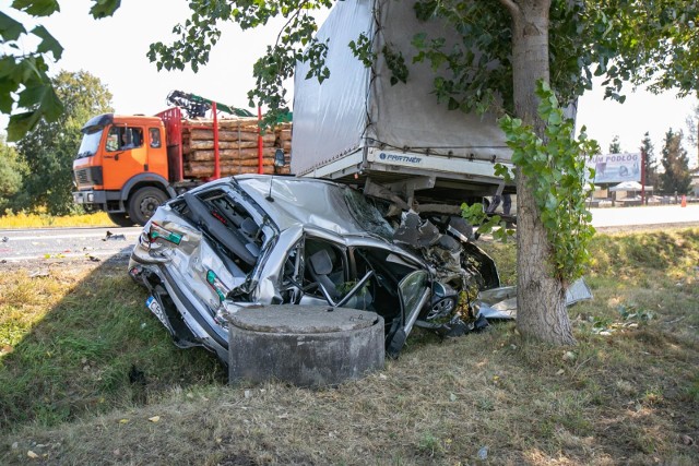 W środę, około godz. 12, doszło w Osielsku, na Szosie Gdańskiej, do karambolu. Zderzyło się sześć samochodów osobowych i ciężarówka.Jak przebiegało zdarzenie? - Ze wstępnych ustaleń wynika, że scania uderzyła w tył citroena, następnie w iveco, w kia, następnie vectra, w drugą vectrę (która szybko odjechała). Siódmym poszkodowanym autem był samochód jadący z naprzeciwka, w którego trafiły odłamki - wylicza podkom. Lidia Kowalska z KWP w Bydgoszczy.Ostatecznie poszkodowanych zostało w karambolu sześć osób. Skąd szóstka, gdy początkowo była mowa o pięciu osobach? - Pod koniec działań jedna z pań biorących udział w zdarzeniu źle się poczuła. Wezwano karetkę, która zabrała ją do szpitala na badania - wyjaśnia podkomisarz.Na DK 5 po wypadku wprowadzony był ruch wahadłowy. Obowiązywał on prawie do godziny 15.00.Oto nasza wcześniejsza informacja na ten temat: Karambol na Szosie Gdańskiej. Zderzyło się 6 samochodów osobowych i ciężarówka [zdjęcia];nf