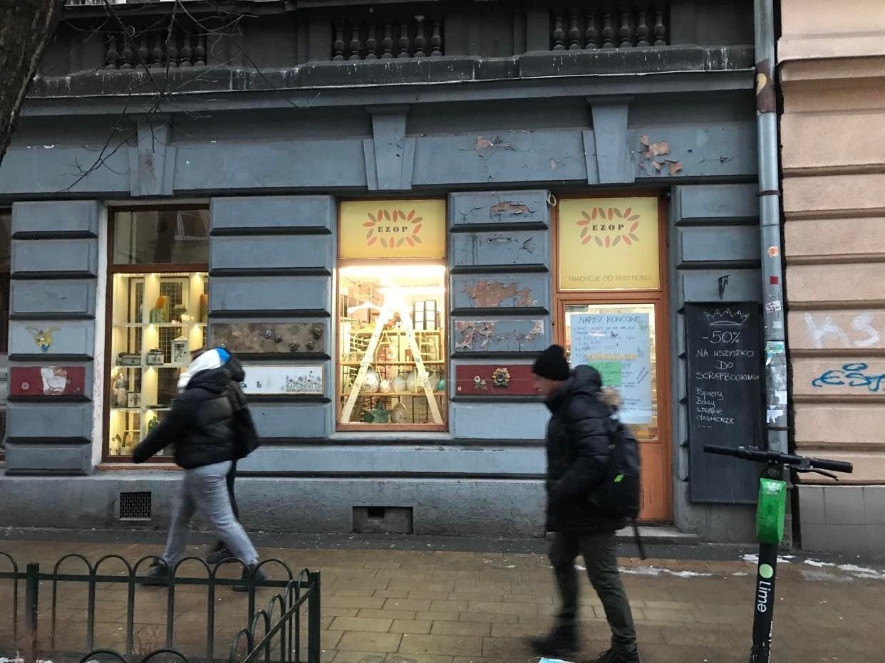 Kraków. Kultowy sklep papierniczy zamknięty. Na Szlaku nie ma już "Ezopa".  Tak drobny handel i rzemieślnicy znikają z mapy miasta [ZDJĘCIA] | Gazeta  Krakowska