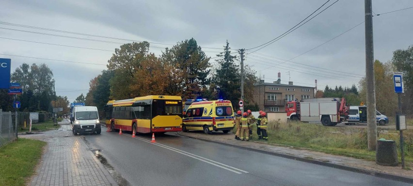 Wypadek na Widzewie. Zderzenie autobusu MPK i śmieciarki na ul. Tomaszowskiej. Trzy osoby ranne ZDJĘCIA