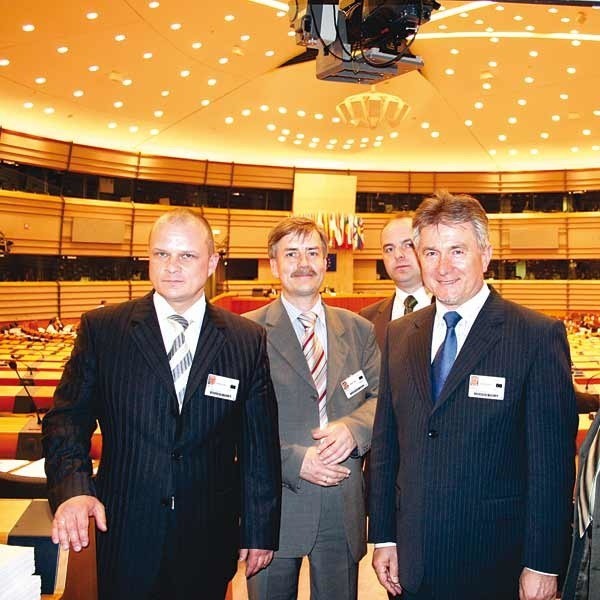 Władze Dębicy swój pomysł zaprezentowały niedawno m.in. w Parlamencie Europejskim, polskiej ambasadzie w Brukseli i Stałym Przedstawicielstwie RP przy UE. Wszędzie zapewniano, że na takie przedsięwzięcia są do wzięcia pieniądze z Unii.