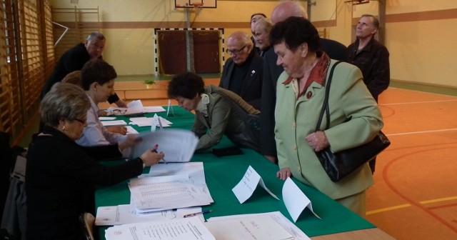 Około godziny 14 w lokalu Obwodowej Komisji Wyborczej nr 4 w Zwoleniu głosy oddawało kilka osób.