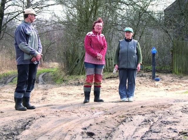 Stanisława Rasimowicz (z prawej) oraz Krystyna i Janusz Karpińscy nie domagają się asfaltowej nawierzchni na drodze, która prowadzi do ich domów. Chcą jedynie, by ją utwardzono.