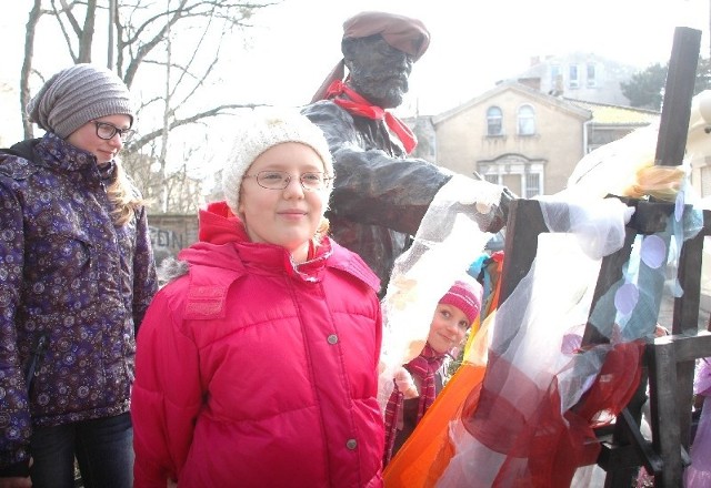 7-letnia Julka Rydzaj, 10-letnia Agnieszka Rydzaj i 13-latka Karolina Iwan przy pomniku Ernsta Henselera. W sobotę postument był niecodziennie kolorowy.