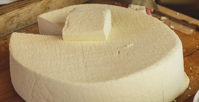 Główny Inspektorat Sanitarny opublikował komunikat o wycofaniu ze sprzedaży sera korycińskiego, który sprzedawany był w sieci Lidl.