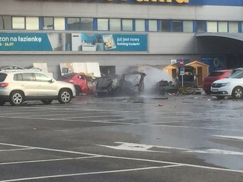 Wybuch samochodu na parkingu przy Castoramie w Sosnowcu....