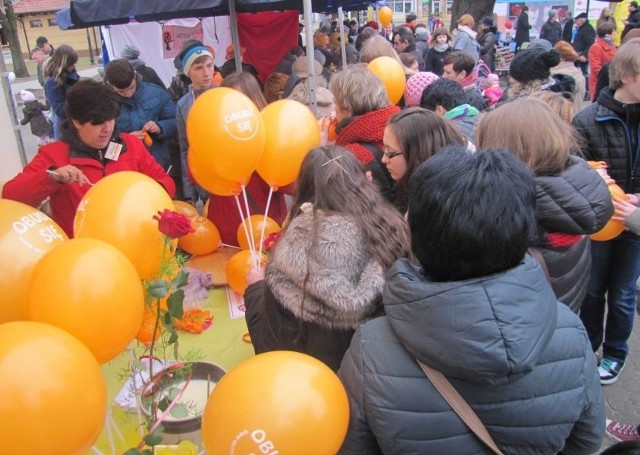 Włoszczowski rynek tętnił muzyką i gwarem setek osób na pomarańczowym happeningu dla kobiet.