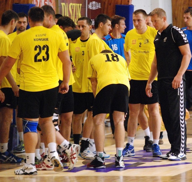 Trener Michał Przybylski (pierwszy z prawej) przed sobotnim meczem przestrzega swoich zawodników przed hurraoptymizmem.