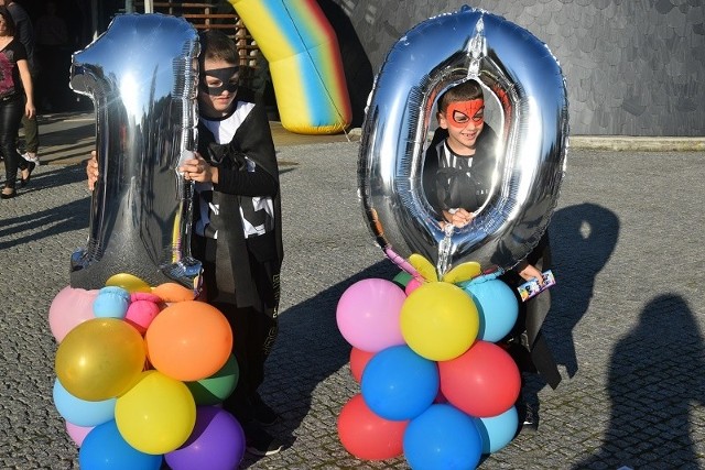 Czerwony Kapturek, Królewna Śnieżka, Pan Kleks, Kopciuszek i wiele, wiele innych postaci bajkowych można było spotkać 13 października w Pacanowie. W Europejskim Centrum Bajki po raz 10. zorganizowano Zjazd Postaci Bajkowych.Zobacz fotorelacje na kolejnych slajdach W wydarzeniu uczestniczyło mnóstwo rodzin z całego powiatu, a także spoza jego granic. Było mnóstwo dzieci, które brały udział w warsztatach kreatywnych, grach i zabawach. Wielkim zainteresowaniem cieszyło się stoisko z kuchnią molekularną, gdzie na oczach dzieci robiono słodkie koziołki. Wielką frajdę uczestnicy mieli także z robienia sobie zdjęć w Fotolustrze. Do zabawy, ale też edukacji porywały „Siostry Wajs&Stonoga”. Tego dnia przebrania obecnych w Pacanowie dzieci zachwycały. Było mnóstwo księżniczek, czarodziejek, a także superbohaterów - na przykład Spiderman czy Batman. Wiele dzieci miało pięknie pomalowane buzie.- W tym roku zjazd miał wyjątkową formułę koncertu interaktywnego połączonego z różnymi warsztatami. Frekwencja była bardzo duża, myślę, że w wydarzeniu przez cały dzień uczestniczyło około 2, 5 tysiąca osób. Dziękujemy każdej z nich i już teraz zapraszamy za rok - mówi Karolina Kępczyk, dyrektor Europejskiego Centrum Bajki w Pacanowie. I dodaje: - W tym roku najpopularniejszym strojem dziewczynek były księżniczki, wśród chłopców - Spiderman. Muszę podkreślić, że wszystkie przebrania dzieci były zachwycające. Doceniam kreatywność zarówno dzieci, jak i dorosłych. Nad strojami, które są prezentowane na zjeździe bardzo często pracuje cała rodzina.  Organizatorzy wydarzenia oprócz wielu atrakcji dla najmłodszych zapewnili także niespodziankę. Był jubileuszowy tort i...wypuszczenie z wielkiego pudła do nieba balonów z marzeniami dzieci. Wśród wyżej wspomnianych atrakcji zachwycający był występ zespołu „Siostry Wajs i Stonoga”. Dynamiczne show wzbudziło zainteresowanie nie tylko wśród najmłodszych, ale również ich rodziców. Ponadto podczas wydarzenia przy pomocy piasku, najmłodsi stworzyli rysunek postaci bajkowych oraz lepili ze świecy plastycznej swojego bajkowego ulubieńca.Na koniec zjazdu mali uczestnicy byli zgodni - nie chcieli iść do domu i pytali rodziców kiedy następny raz taka zabawa.