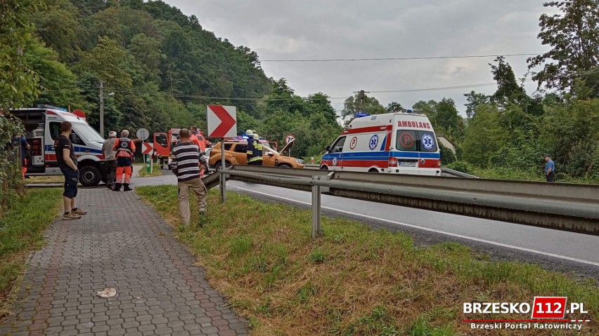 Czchów. Wypadek z udziałem dwóch samochodów, dwie osoby ranne [ZDJĘCIA]