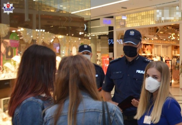 Lubelscy policjanci i inspektorzy sanepidu sprawdzają galerie i sklepy wielkopowierzchniowe, pod kątem przestrzegania obowiązujących przepisów sanitarnych