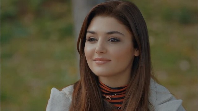 Hande Erçel w serialu "Czarna Perła" 