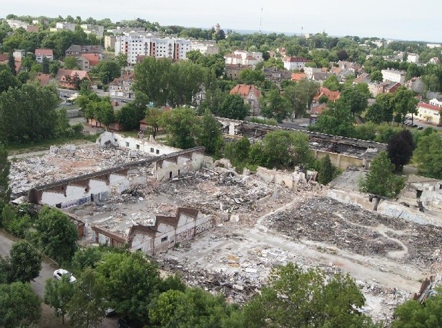 Teren po Estradzie przypomina wojenne pobojowisko. Magistrat nie daje sobie rady z jego uporządkowan (fot. Tomasz Czyżniewski)