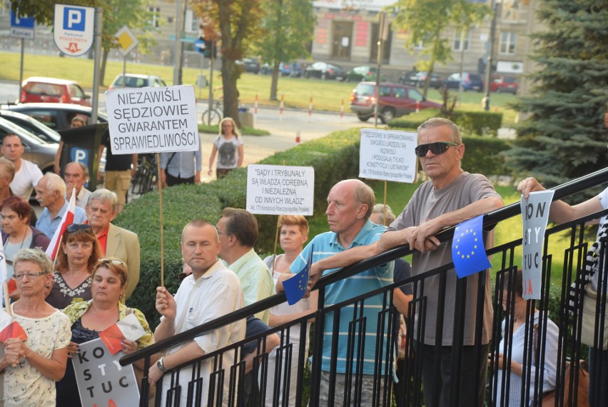 Protest KOD Podlaskie przed sądem w Białymstoku przeciwko zmianom w sądownictwie