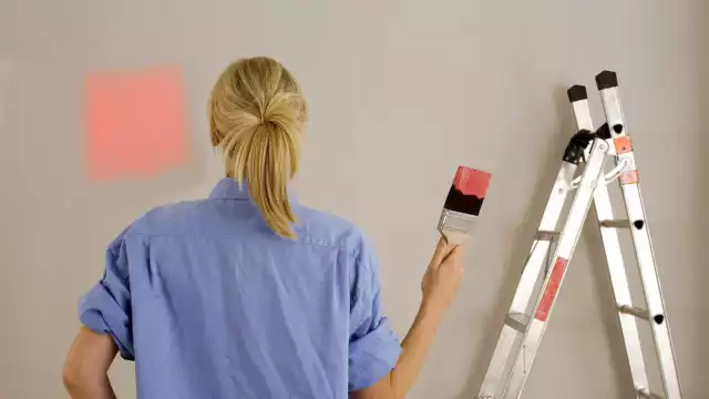 Malowanie ścianMalowanie ścian potrwa krócej, jeśli  ściany będą do tego odpowiednio przygotowane. Przed malowaniem przyjrzyj się ścianom. Jeśli stara farba jest dobrze związana z podłożem tzn. nie pęka, ani nie łuszczy się, możesz pomalować ją nowym kolorem. Jeśli stara barwa jest intensywna, zamaluj ją farbą podkładową. Odetnie ona wcześniejszy kolor (przy okazji wzmocni podłoże i zmniejszy jego chłonność). Dzięki temu zużyjesz mniej emulsji.
