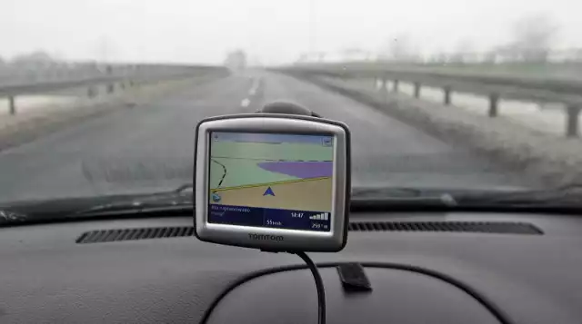 Zobacz, co trzeba zrobić, aby zaktualizować nawigację GPS różnych typów w samochodzie.
