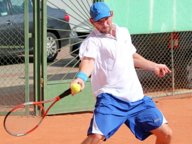 Krzysztof Bułkowski z Łomży okazał się najlepszy w tenisowej batalii na kortach ziemnych w Ostrowi Mazowieckiej.