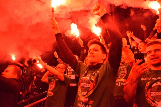 Kibice rozpoczęli fetowanie awansu Radomiaka już od godziny 20.30 na Placu Jagiellońskim.