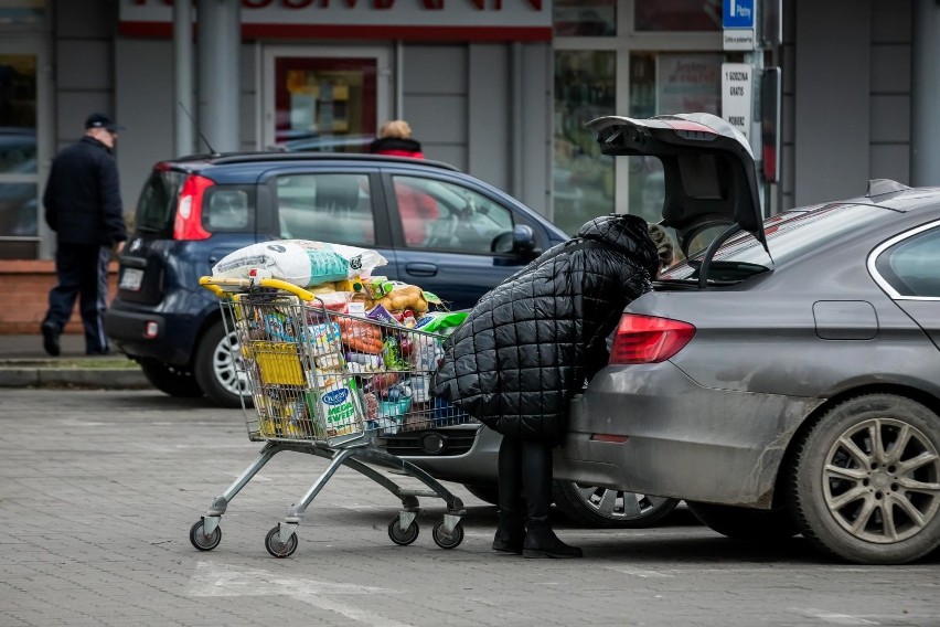 Tak wyglądają sklepy w całej Polsce. Polacy w panice rzucili...