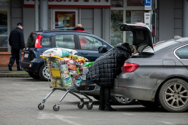 Tak wyglądają sklepy w całej Polsce. Polacy w panice rzucili się do sklepów i wykupują co tylko się da. Z półek znikają środki spożywcze i artykuły higieniczne. Wózki pękają w szwach. Kolejki przed sklepami tworzą się jeszcze przed ich otwarciem. - Wyszłam po godzinie 6 z psem - mówi pani Justyna z Włocławka. Przed Biedronką już stał długi sznur klientów. - To paranoja! - stwierdza nasza Czytelniczka. Zobaczcie zdjęcia ze sklepów w Bydgoszczy, Toruniu, Gdańska, Krakowa... Tak jest w całej Polsce! >>>