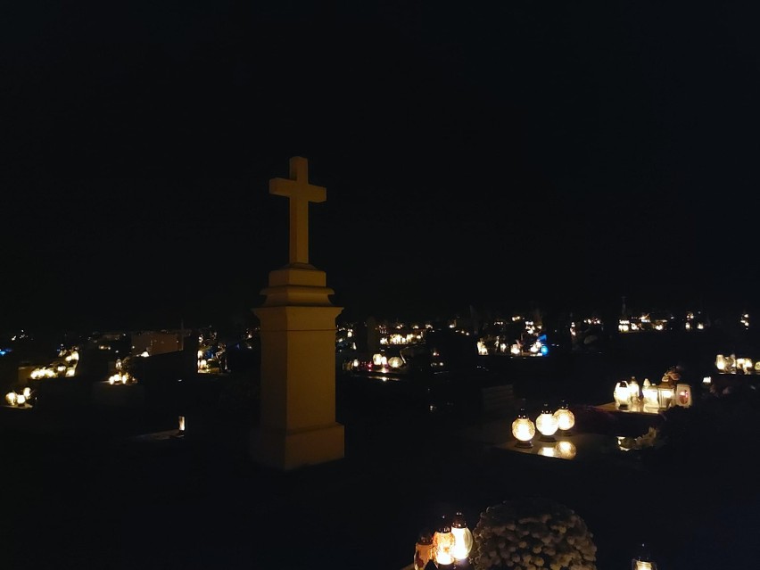 Cmentarz w Kazanowie pod osłoną nocy prezentuje się...