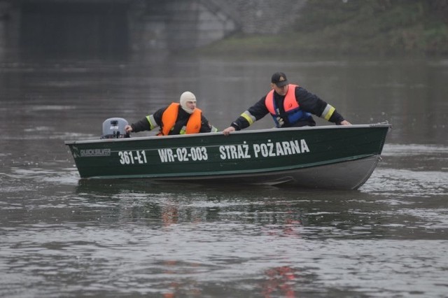 Kolejna zmiana - Marcin Kasprzak i Marcin Harasymowicz - ćwiczą jak się sprawuje łódź z nowym silnikiem