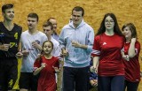 Gortat zaprosił dzieci, a minister z nimi trenował w Ergo Arenie