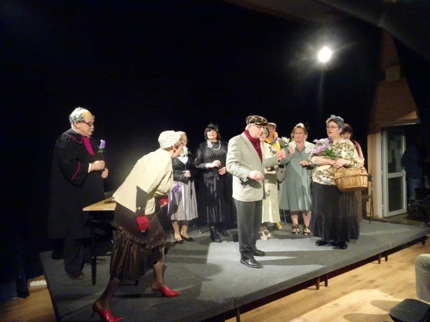 Teatr Proscenium wystawił "Ksiuty z Temidą" w Domu Kultury Borki w Radomiu 