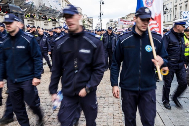 Na święto niepodległości może braknąć "zdrowych" policjantów. Część z nich uważa, że porozumienie z MSWiA jest niekorzystne dla mundurowych