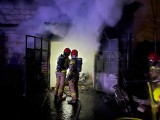 Nocny pożar garażu w miejscowości Dobra pod Zgierzem. Spłonął samochód 