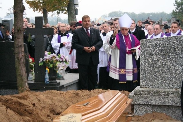 Ciało ks. prałata Stanisława Sobotki złożono do grobu na cmentarzu parafialnym.
