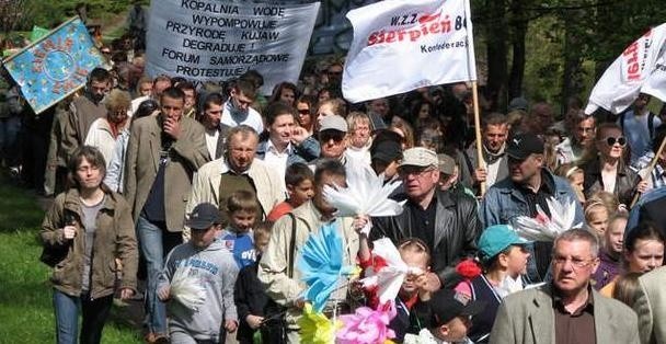 W kwietniu protestowano przeciwko budowie odkrywki węgla brunatnego w Tomisławicach