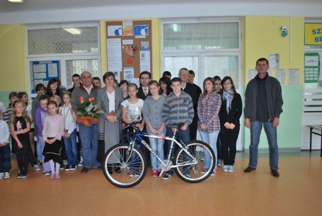 Podarowany rower uczniom ze szkoły w Rzucowie ma promować zdrowy styl życia.