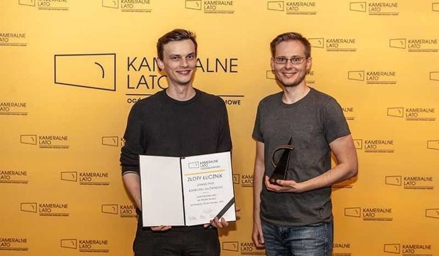 W ubiegłym roku nagrodę główną konkursu i 6 tysięcy złotych otrzymał Marek Skrzecz (z prawej) za film „Amerykański sen”.