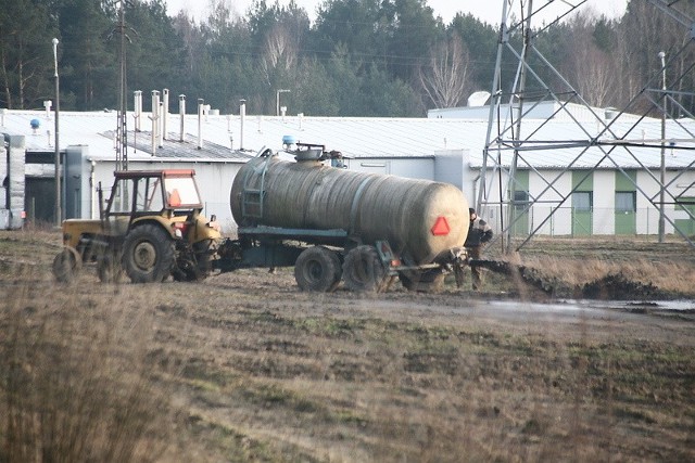 Ferma w Krąplewicach produkuje ogromne ilości gnojowicy, która wylewa się na okolicznych polach. Po uruchomieniu biogazowni tam będzie trafiać z tą różnicą, że po procesie fermentacji zapach powinien być mniej uciążliwy.