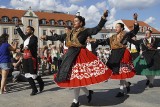 Podlaska Oktawa Kultur 2019. Tańce i śpiewy pod Ratuszem, czyli wielka parada zespołów (ZDJĘCIA)