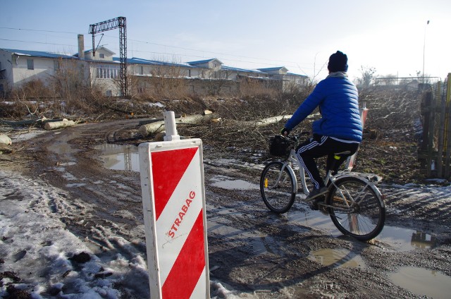 Ulica Sienkiewicza - boczna zajęta pod budowę obwodnicy Tarnobrzega, która pobiegnie wzdłuż torów w kierunku osiedla Sobów i Zakrzów.